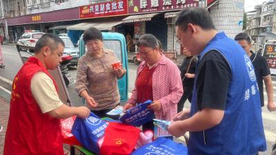 “菜篮子里装平安——麻河镇平安早市送出禁毒反诈‘干货’”