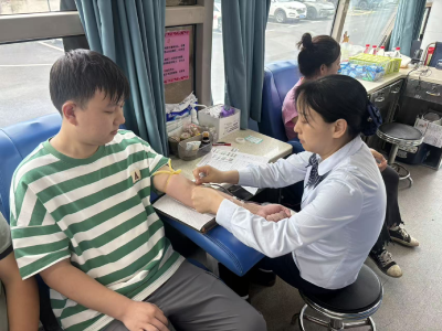 伸出手臂的那一刻，他们用热血守护生命