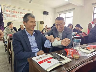 党校课堂学急救 机关干部练真功