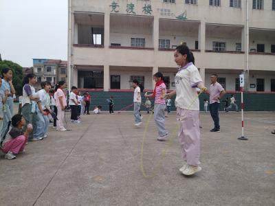 绳彩飞扬展活力 阳光运动促成长