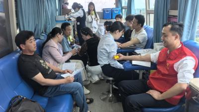 填表、筛查、采血——麻河镇48名干部群众挽袖献血