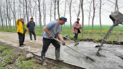中洲农场赤壁社区：路面挖补解民忧 老旧道路焕新颜