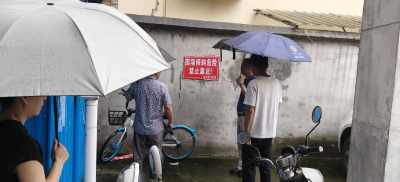 排查危墙除隐患 倾听民意暖民心——欢乐街社区扎实筑牢辖区安全防线