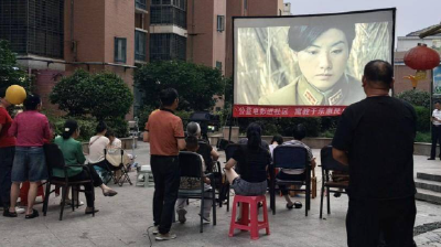 足不出社区，重温峥嵘岁月！山后湾社区红色电影让夜生活“红”起来