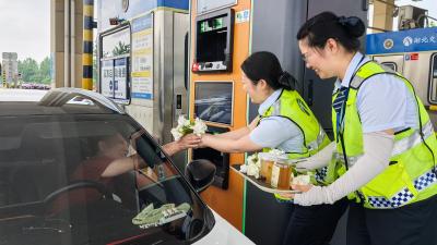花、汤、扇护航！沉湖管理所高速服务既有“凉度”更有“温度”