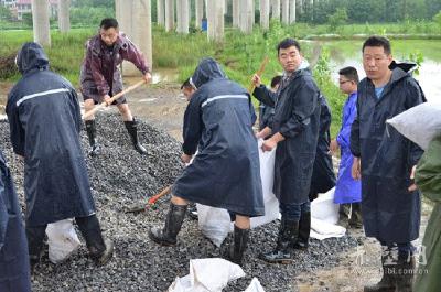 用忠诚守护大堤安全 人民法院抗洪抢险