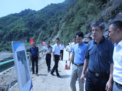 省公路局局长熊友山督导赤壁交通灾后重建