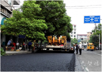 车站路进行刷黑施工 国庆节前可完成