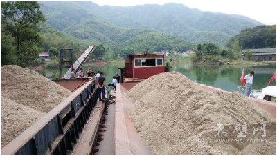 多部门迅速联动 查处涉嫌陆水湖非法采砂行为