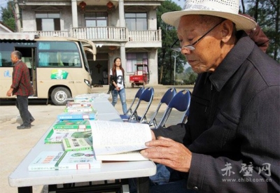 赤壁市流动图书车开进山旮旯
