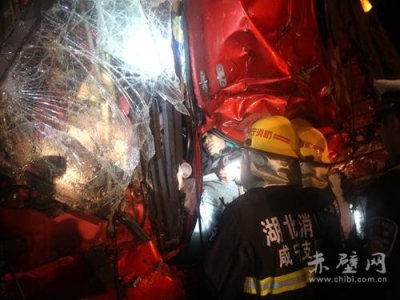 雨天路滑货车栽入山坡下 赤壁消防成功处置