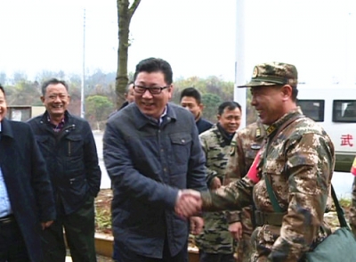 李朝曙慰问在赤进行军事训练的武警咸宁支队官兵