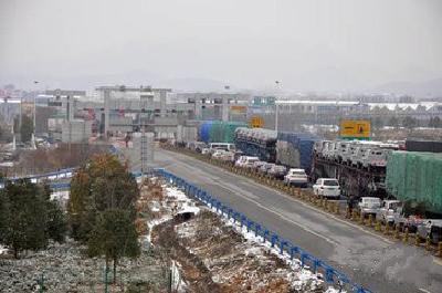湖北省高速公路地面结冰 多处收费站临时关闭