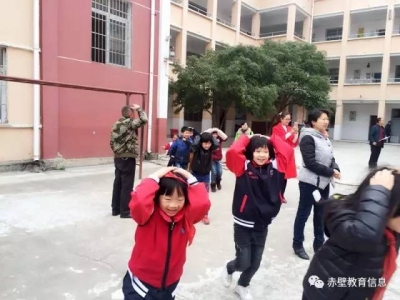 余家桥学校、蒲纺一小举行紧急疏散演练活动
