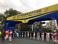 2017武汉马拉松精彩瞬间 跑步者雨中“战”汉马