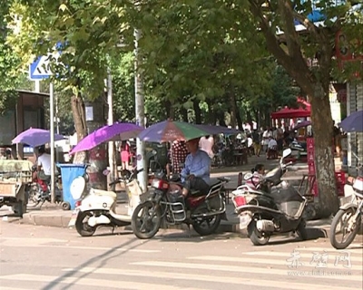 非法安装太阳伞 骑行安全无保障