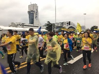 2017武汉马拉松精彩瞬间 跑步者雨中“战”汉马