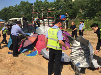 赤壁交警大队集中销毁非法安装的遮阳伞