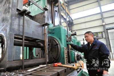 [咸宁日报]赤壁市正翰粮食机械有限公司工人正在生产设备