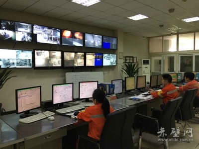 赤壁华新中控室为赤壁捧回“全国工人先锋号”