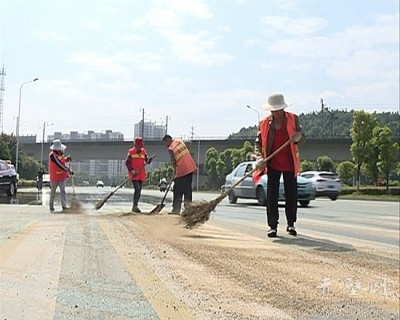 路面抛洒砂石 涉事司机被处罚