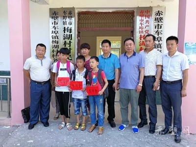 赤壁市民政局走访看望留守儿童