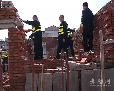 赤壁市城管执法局依法强制拆除违法建筑