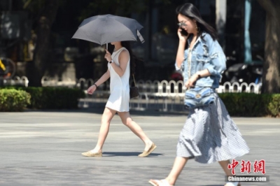 高温暴雨预警齐发 气象版图现南北“水火两重天”