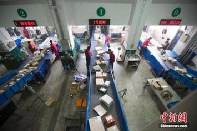 去年中国快递业务量规模居世界首位 成经济亮点