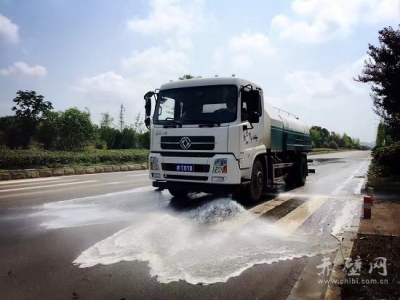 市环卫局：全员上阵清扫雨后道路