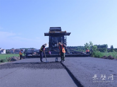 赤壁沿江公路建设进入路面施工阶段