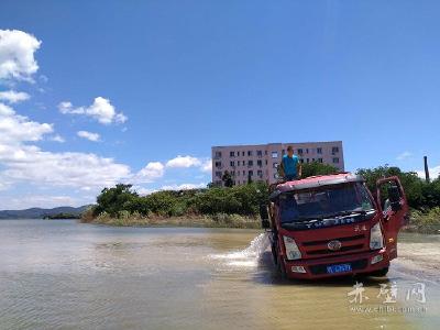 陆水湖启动增殖放流 放流鱼苗3500万尾