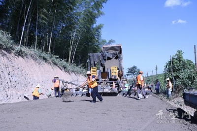 随羊改扩公路加快施工进度