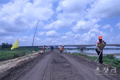 赤壁公路抢修四清垸防汛道路