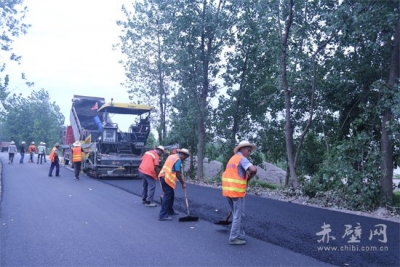 赤壁公路抢修渡运防汛通道