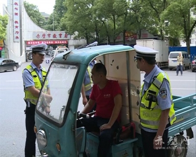 赤壁交警专项整治交通违法行为