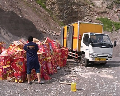 赤壁禁鞭办集中销毁一批烟花爆竹