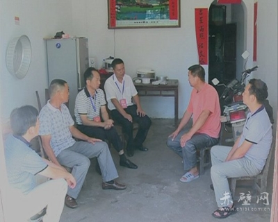 王胜弘到赤壁镇参加“聚力脱贫攻坚 五级代表在行动”活动