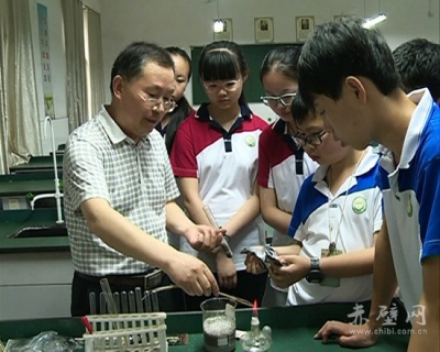 《“两学一做”榜样在身边》黄新阶：书写传奇 成就学生科技创新梦想