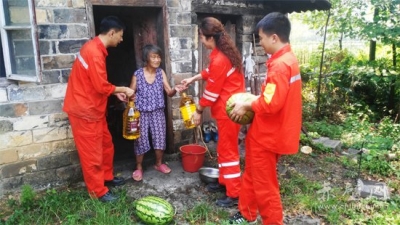 赤壁华新志愿者为周边贫困老人送清凉