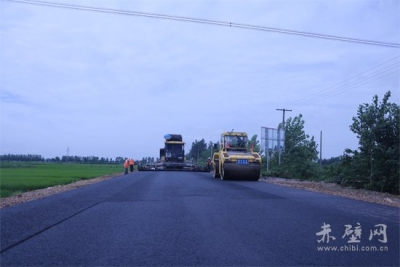 赤壁沿江公路进入沥青路面施工