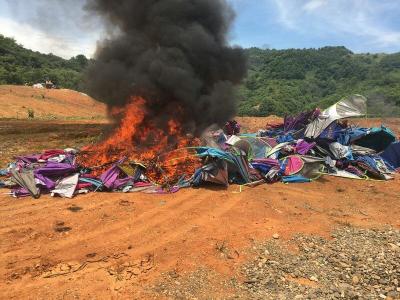 赤壁交警集中销毁3200余把遮阳伞