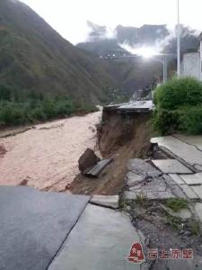 甘肃陇南强降雨引发暴洪泥石流 已致8死1人失联