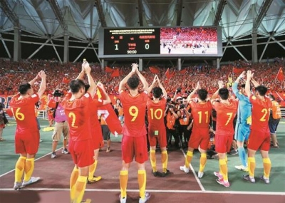 国足1比0战胜乌兹别克 五万球迷现场同唱《怒放的生命》
