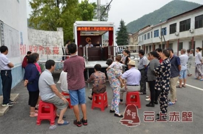 将法庭搬到家门口 赤壁法院启用巡回审判车