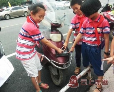营里小学学生向街头不规范文字说不