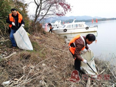 赤壁市纪委监察局组织开展清洁母亲湖活动