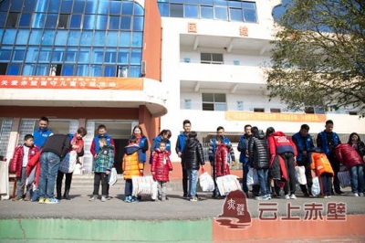 神山镇小学36名特困生获爱心捐赠
