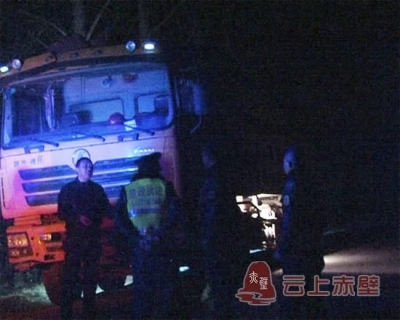 市城管执法局夜间突击检查渣土运输车辆