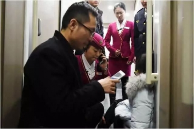 高铁上，孕妇突然临产 帮与不帮拷问社会的责任与担当